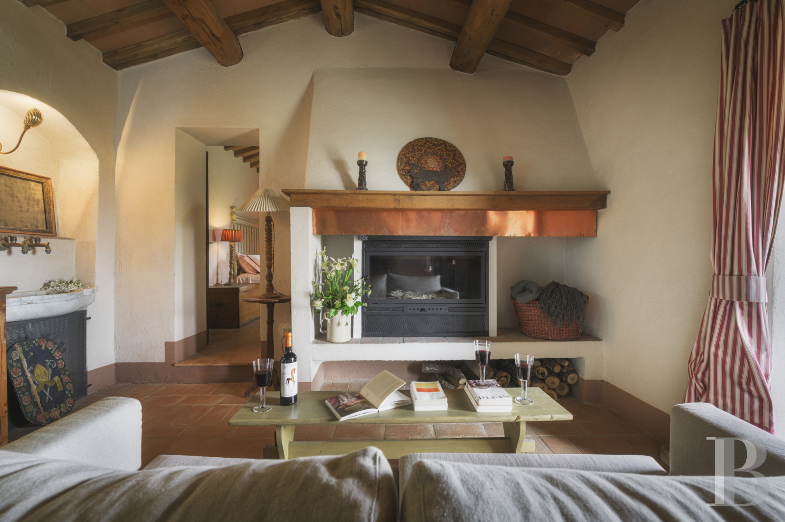 An old olive grove farmhouse restored to its former glory, overlooking the countryside in the Val d'Orcia in Tuscany - photo  n°14